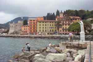 Xtrallusion photo library of independent, self-guided walking and sightseeing holidays in Italy. Pictures, images, photos and photographs taken along the way of this 1-day walking itinerary, to give you a visual impression of the day's walk.